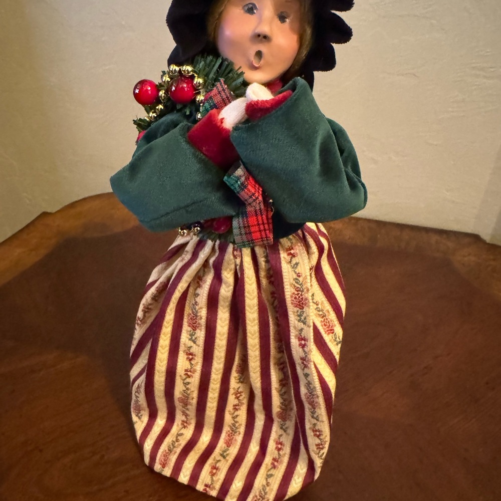 Byers’ Choice Holiday Carole-Woman Green/Gold Family Collection